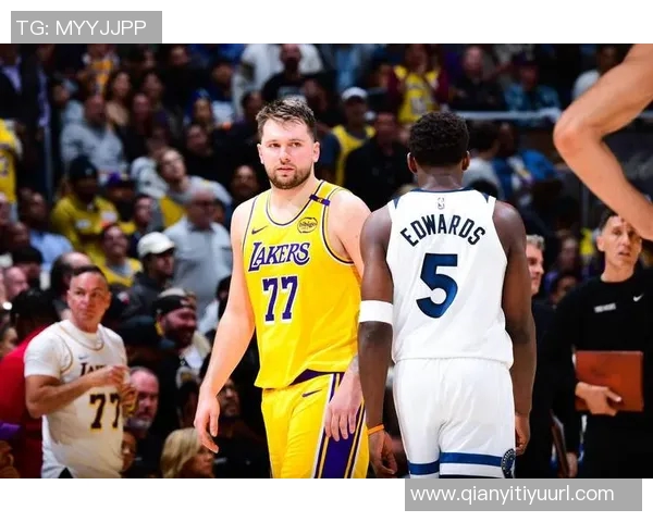 爱德华兹巧妙借掩护接球三分投篮成功实现反超局面