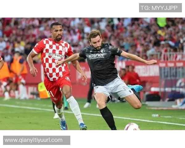 拉菲尼亚缺席对阵赫罗纳比赛训练场离开引发关注